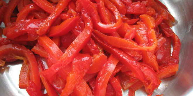 Рецепт салата с курицей и запеченной паприкой в восточном стил