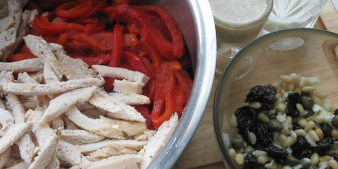 Рецепт салата с курицей и запеченной паприкой в восточном стил