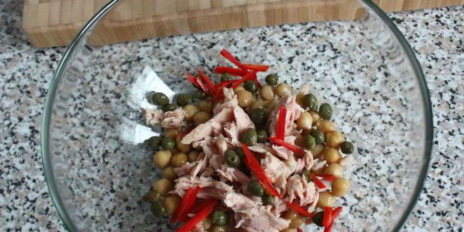 Рецепт салата с нутом и тунцом