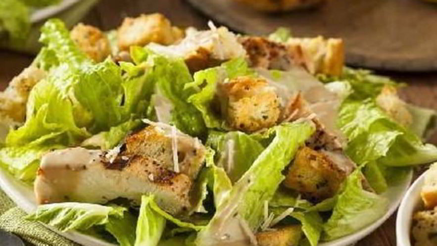 Рецепт салата цезарь с нежной курочкой