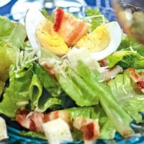 Рецепт Салата Цезарь с беконом и яйцом