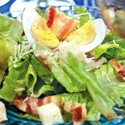 Рецепт Салата Цезарь с беконом и яйцом