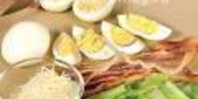 Рецепт салата цезарь с беконом и яйцом