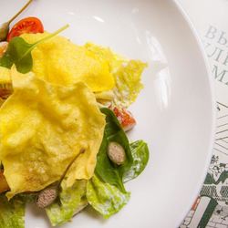 Рецепт Салата Цезарь с чипсами из поленты