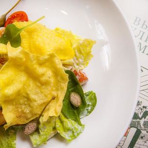 Рецепт Салата Цезарь с чипсами из поленты