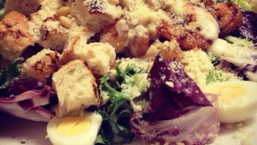 Рецепт салата цезарь с креветками и перепелиными яйцами