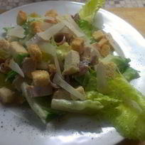 Рецепт Салата Цезарь с куриной грудкой и анчоусами