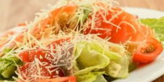 Рецепт салата цезарь с лососем