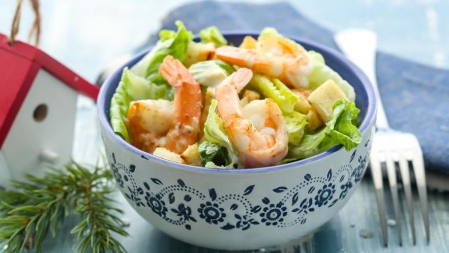 Рецепт салата цезарь с разными добавками