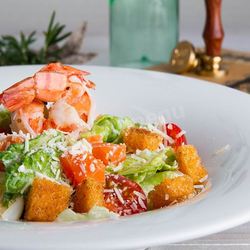 Рецепт Салата цезарь с семгой и креветками