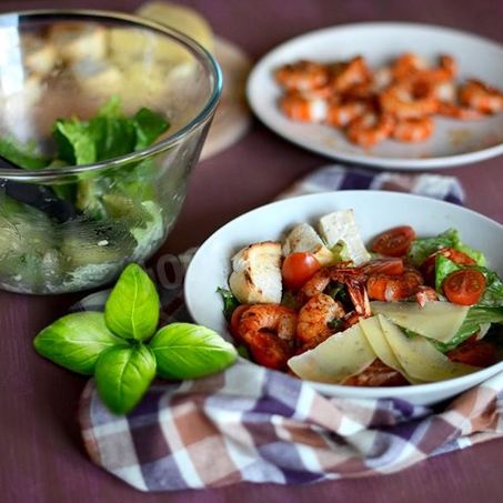 Рецепт Салата цезарь с жареными креветками