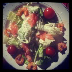 Рецепт Цезаря с креветками и красной рыбой