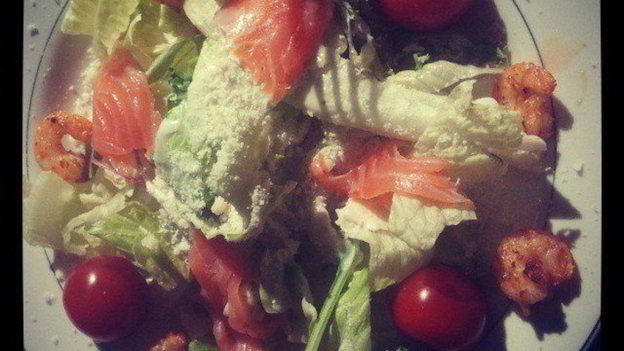 Рецепт цезаря с креветками и красной рыбой