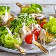 Рецепт Закуски на шпажках на тему салата цезарь