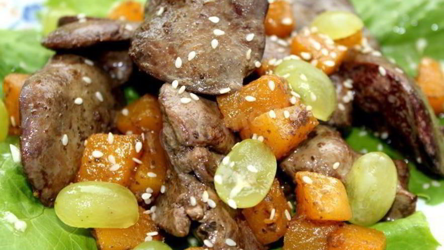 Рецепт теплого осеннего салата с куриной печенью и тыквой