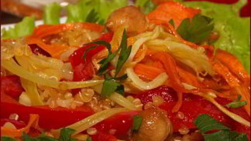 Рецепт теплого салата из киноа и булгура