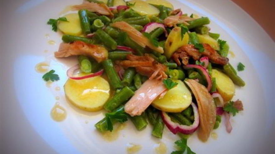 Рецепт салата из зеленой стручковой фасоли с картофелем и цыпленком конфи под соусом винегрет