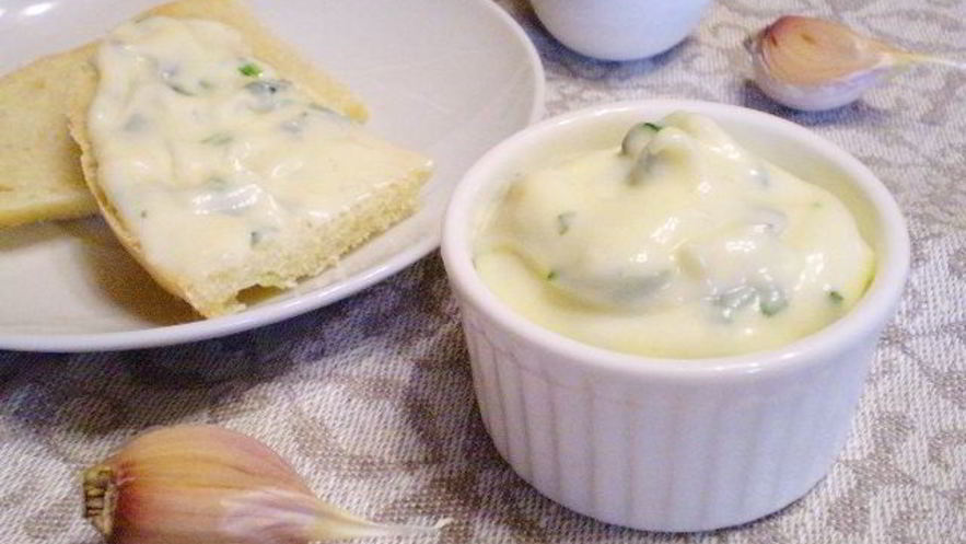 Рецепт домашнего майонеза на курином яйце с чесноком и зеленью