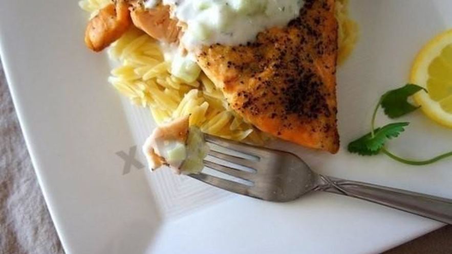 Рецепт лосося по-гречески с соусом цацики