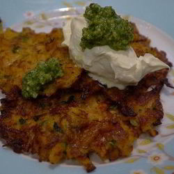 Рецепт Оладий из сладкого картофеля с соусом песто