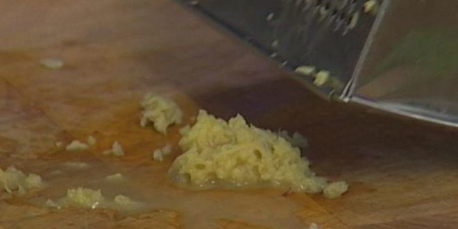 Рецепт оладий из сладкого картофеля с соусом песто