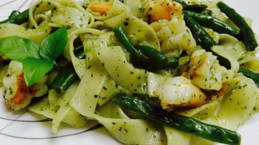 Рецепт пасты с креветками и фасолью под соусом песто