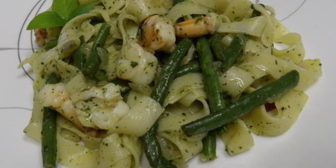 Рецепт пасты с креветками и фасолью под соусом песто