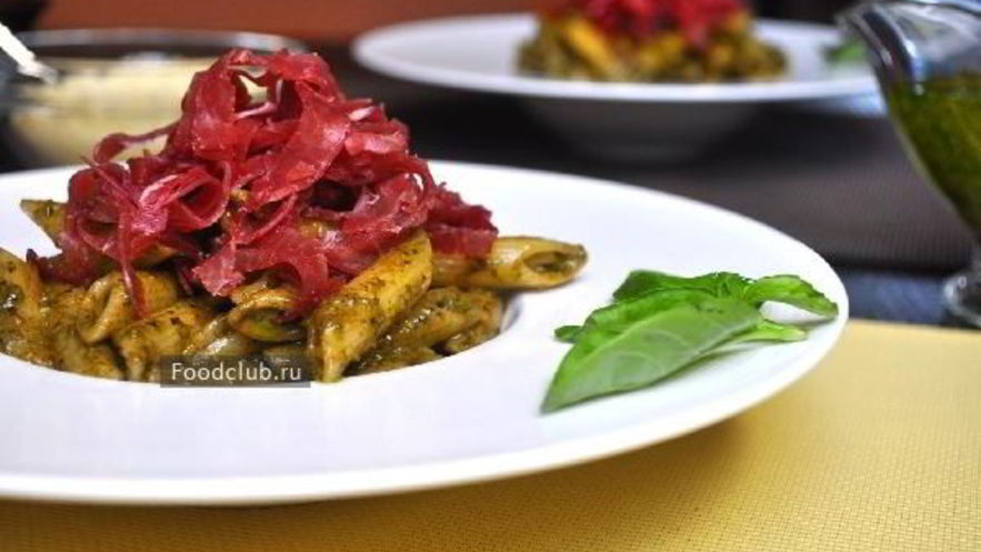 Рецепт пенне с соусом песто и брезаолой