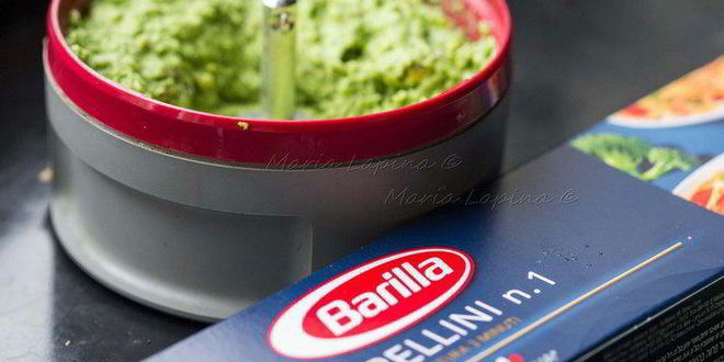 Рецепт спагетти с соусом песто из зеленого горошка, фисташек и мяты