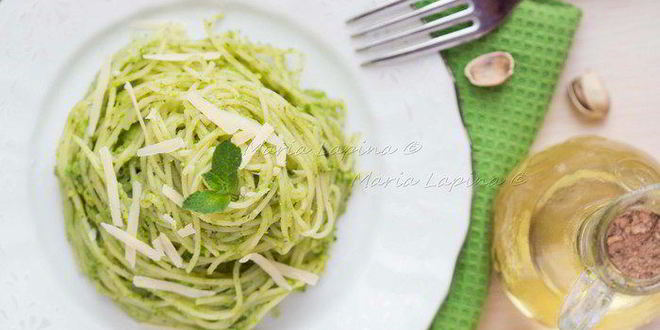 Рецепт спагетти с соусом песто из зеленого горошка, фисташек и мяты