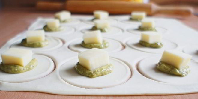 Рецепт закусочных кнопок с соусом песто и моцареллой