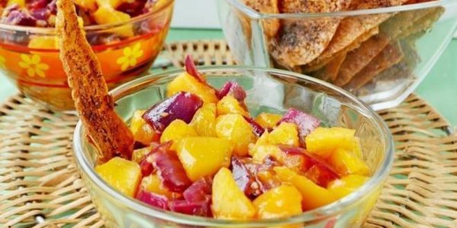 Рецепт персиковой сальсы с чипсами из лаваша