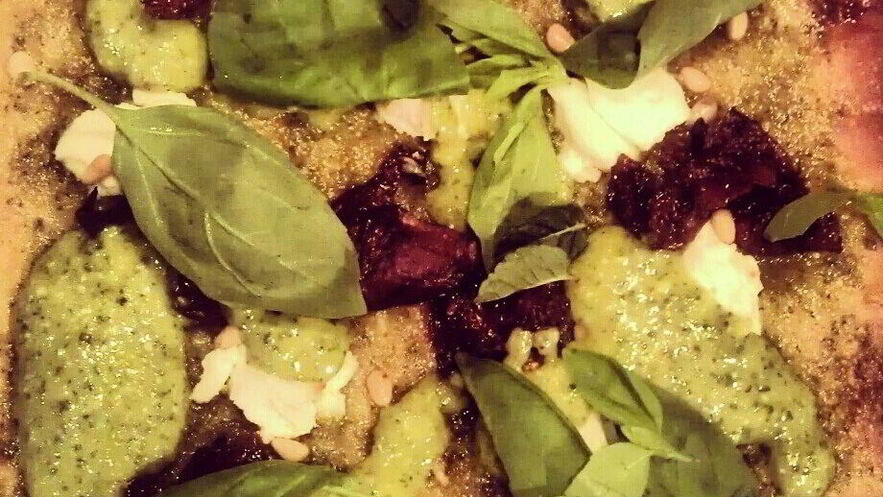 Рецепт пиццы с соусом сальса верде, вялеными томатами и рикоттой