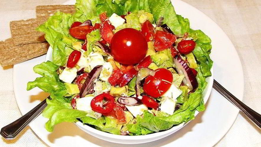 Рецепт разноцветной сальсы с брынзой