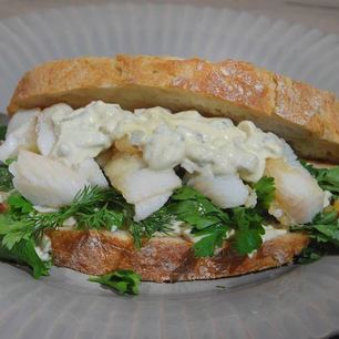 Рецепт Сэндвича с рыбными пальчиками и тартаром