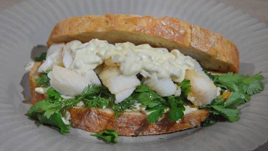 Рецепт сэндвича с рыбными пальчиками и тартаром