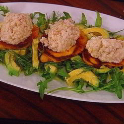 Рецепт Тартара из форели на блинчиках из батата, авокадо-рукола салат