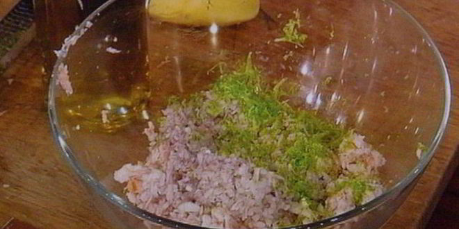 Рецепт тартара из форели на блинчиках из батата, авокадо-рукола салат