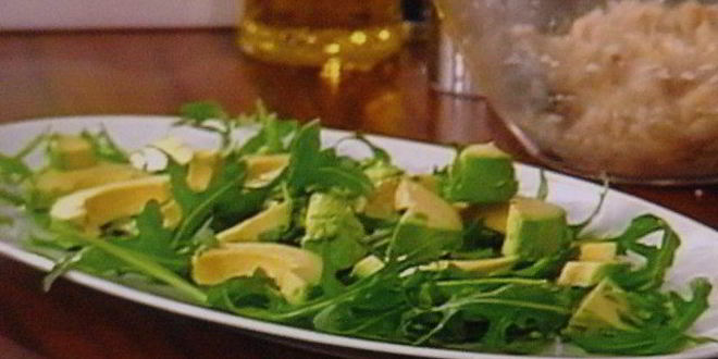 Рецепт тартара из форели на блинчиках из батата, авокадо-рукола салат