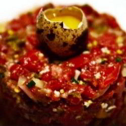 Рецепт Тартара из говядины с анчоусами и корнишонами