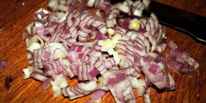 Рецепт тартара из лосося с салатом рукола-помидоры