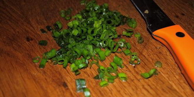 Рецепт тартара из лосося с салатом рукола-помидоры