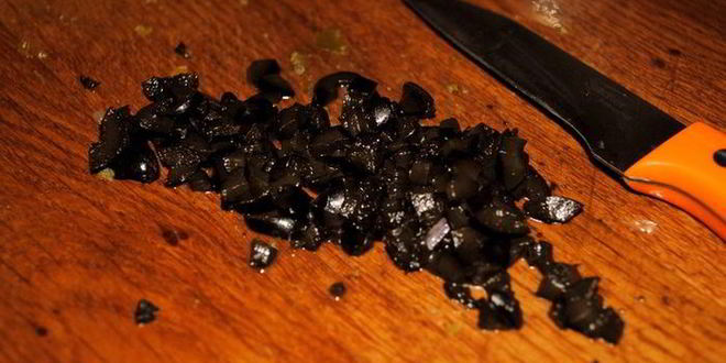 Рецепт тартара из лосося с салатом рукола-помидоры