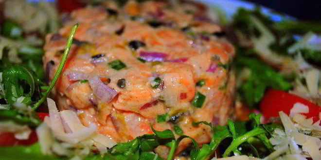 Рецепт тартара из лосося с салатом рукола-помидоры