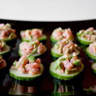 Рецепт Тартара из лосося и авокадо на огурцах