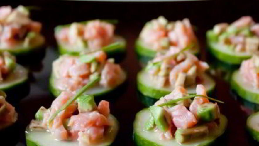 Рецепт тартара из лосося и авокадо на огурцах