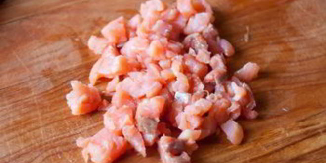 Рецепт тартара из лосося и авокадо на огурцах