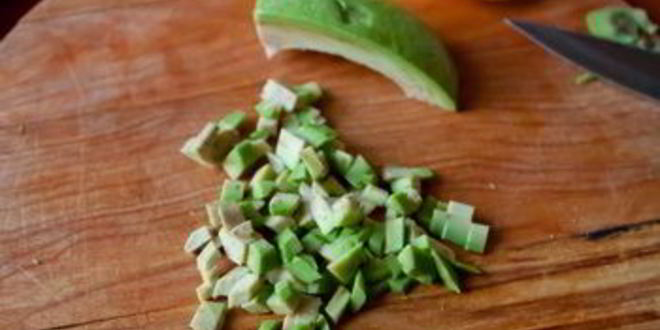 Рецепт тартара из лосося и авокадо на огурцах