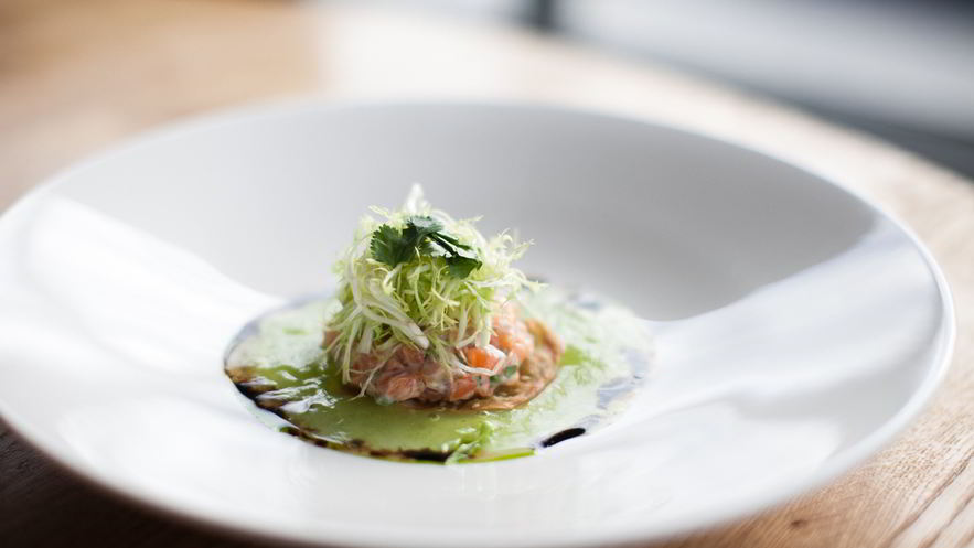 Рецепт тартара из лосося с желе из огурцов в азиатском стиле