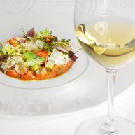 Рецепт Тартара из лосося в пряном соусе с авокадо и кинзой